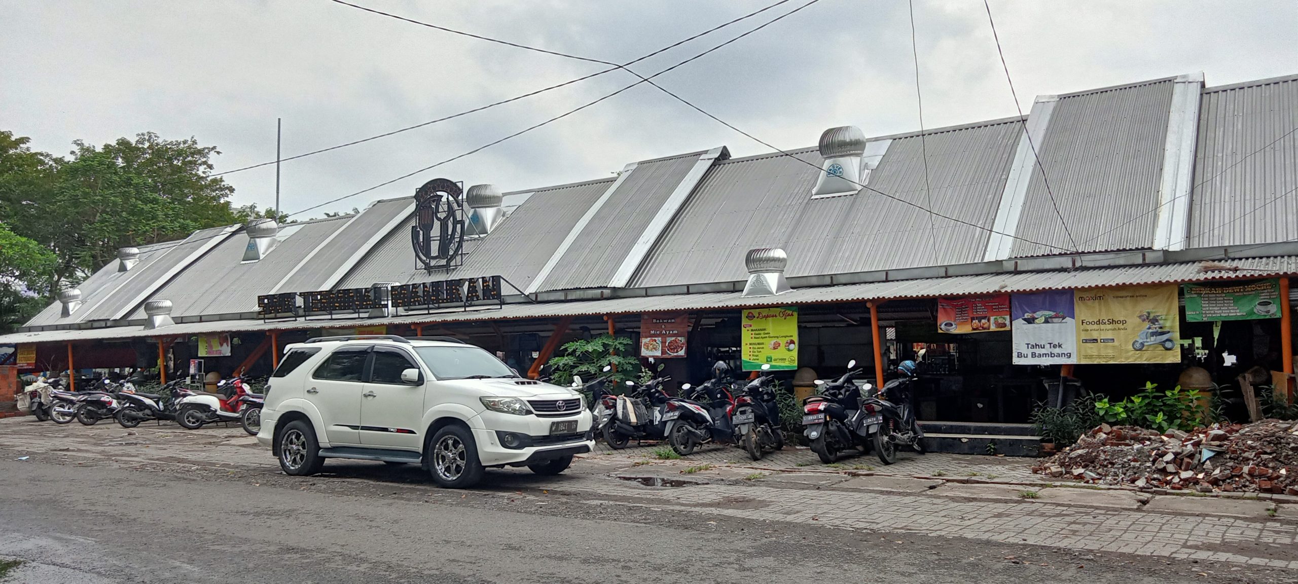 09 Sentra Wisata Kuliner Terminal Manukan